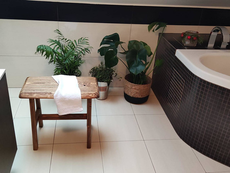 Stolik kawowy sosnowy ręcznie postarzany – ławeczka do salonu, lity blat 48 cm