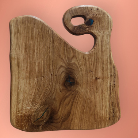 Deska do serwowania z dębu z żywicą epoksydową – unikatowy kształt, niebieska