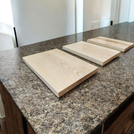 Deska do krojenia jesionowa z jednego kawałka 37 × 24 × 2,5 cm – lity jesion, prostokątna