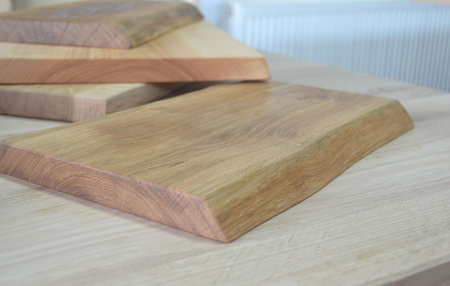 Deska do krojenia dębowa z jednego kawałka drewna 40 × 25 cm – szeroka, naturalny kształt