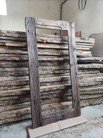 Lustro w ramie ze starego dębu