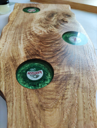 Deska dębowa do serwowania z żywicą epoksydową w kształcie butelki piwa – ręcznie wykonana