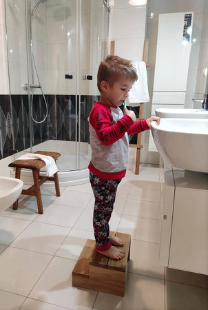 Stolik kawowy sosnowy ręcznie postarzany – ławeczka do salonu, lity blat 48 cm