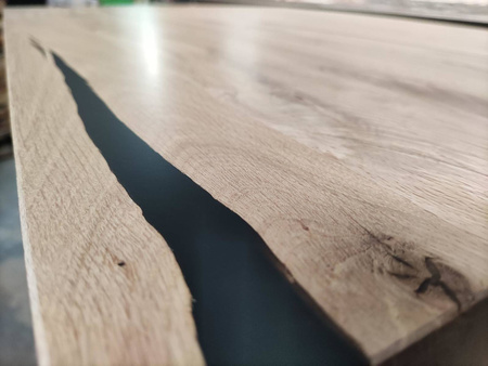 Stół dębowy rustykalny z żywicą epoksydową i stalowymi nogami – blat 4 cm