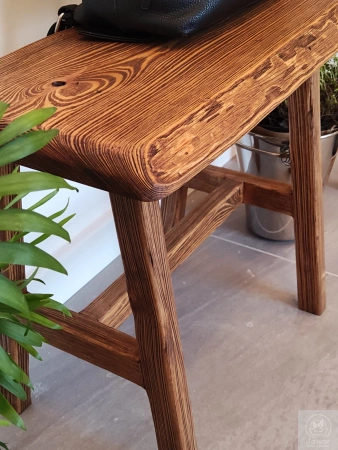 STOLIK kawowy sosnowy postarzany – rustykalna ławeczka z litego drewna 48×28 cm