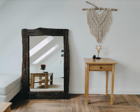 Lustro w ramie ze starego dębu