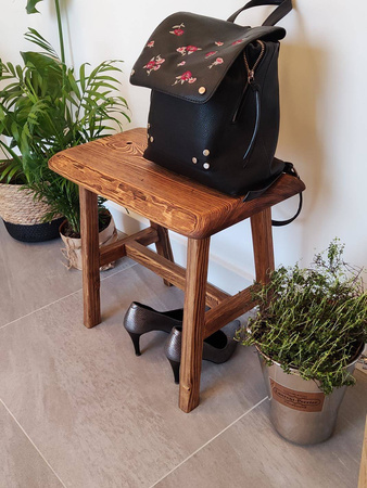 Stolik kawowy sosnowy ręcznie postarzany – ławeczka do salonu, lity blat 48 cm