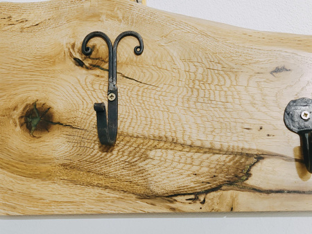 Wieszak dębowy z żywicą 1