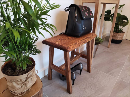 Stolik kawowy sosnowy ręcznie postarzany – ławeczka do salonu, lity blat 48 cm