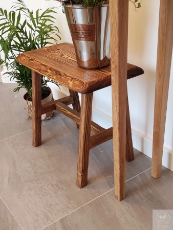 STOLIK kawowy sosnowy postarzany – rustykalna ławeczka z litego drewna 48×28 cm