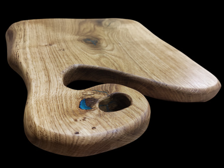 Deska do serwowania z dębu z żywicą epoksydową – unikatowy kształt, niebieska