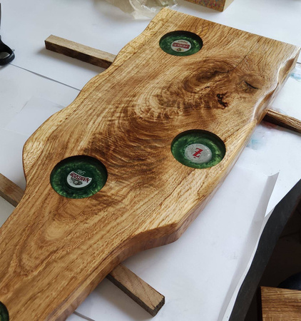 Deska dębowa do serwowania z żywicą epoksydową w kształcie butelki piwa – ręcznie wykonana