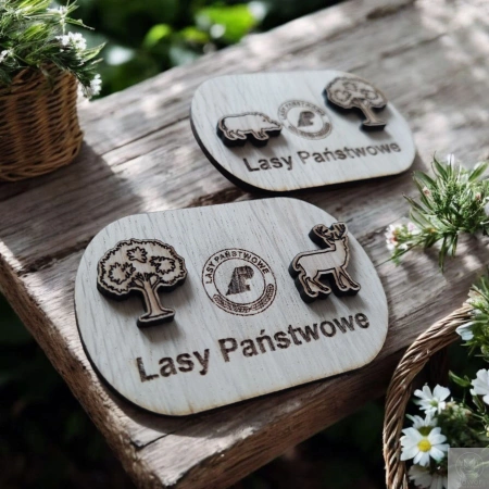 MAGNES firmowy z drewna z logo – gadżet reklamowy z grawerem i 3D