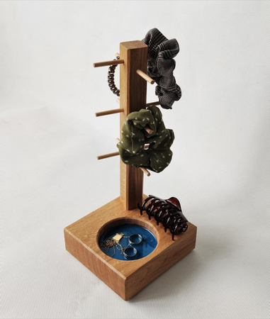 Stojak obrotowy na biżuterie