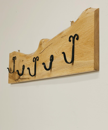 Wieszak dębowy z żywicą 1