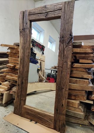 Lustro w ramie ze starego dębu