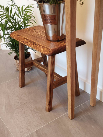 Stolik kawowy sosnowy ręcznie postarzany – ławeczka do salonu, lity blat 48 cm