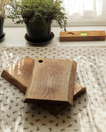 Deska do krojenia dębowa z jednego kawałka drewna 40 × 25 cm – szeroka, naturalny kształt