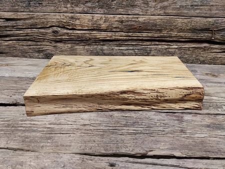 Gruba deska dębowa do serwowania z żywicą – naturalna krawędź