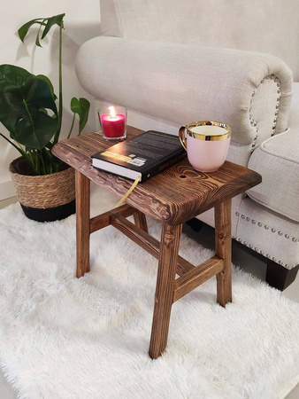 Stolik kawowy sosnowy ręcznie postarzany – ławeczka do salonu, lity blat 48 cm