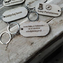 BRELOK firmowy z drewna z logo – gadżet reklamowy z grawerem dwustronnym