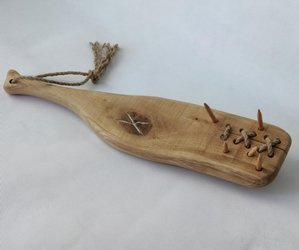 Ozdobna deska dębowa do serwowania – z liną jutową, wyjątkowy design