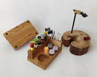 Fly Tying Bench MINI z litego dębu – organizer do wiązania much i tworzenia przynęt 21,5×14 cm