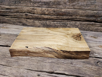 Gruba deska dębowa do serwowania z żywicą – naturalna krawędź