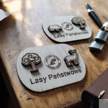 MAGNES firmowy z drewna z logo – gadżet reklamowy z grawerem i 3D