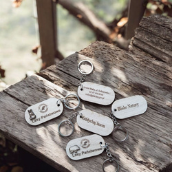 BRELOK firmowy z drewna z logo – gadżet reklamowy z grawerem laserowym