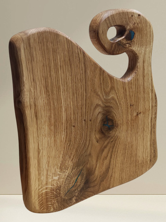 Deska do serwowania z dębu z żywicą epoksydową – unikatowy kształt, niebieska