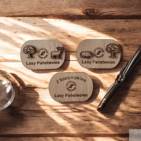 MAGNES firmowy z drewna z logo – gadżet reklamowy z grawerem i 3D