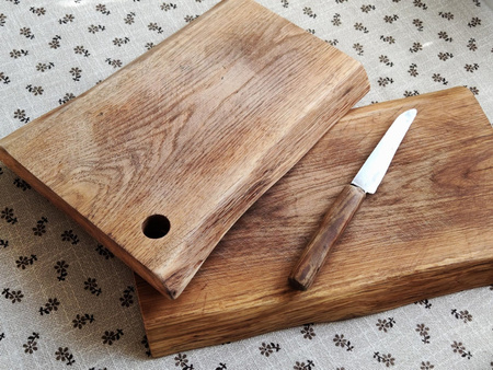 Deska do krojenia dębowa z jednego kawałka drewna 40 × 25 cm – szeroka, naturalny kształt