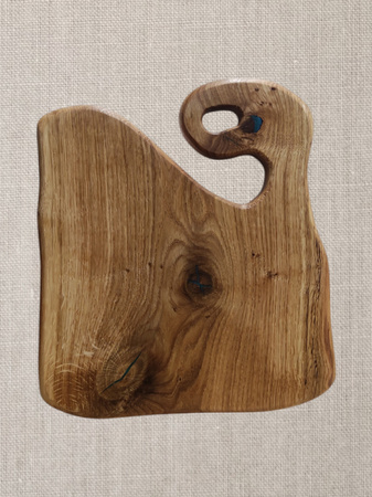 Deska do serwowania z dębu z żywicą epoksydową – unikatowy kształt, niebieska