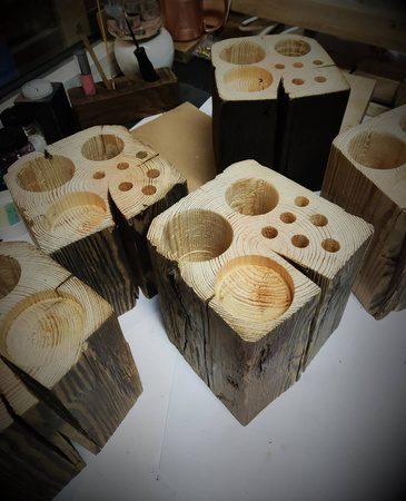 PRZYBORNIK na biurko ze starego drewna – drewniany organizer na długopisy