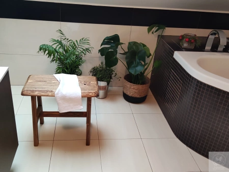 STOLIK kawowy sosnowy postarzany – rustykalna ławeczka z litego drewna 48×28 cm