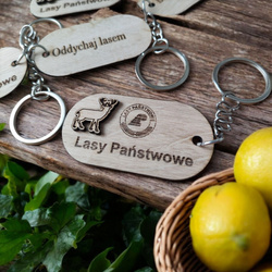 BRELOK firmowy z drewna z logo – gadżet reklamowy z grawerem jednostronnym + 3D