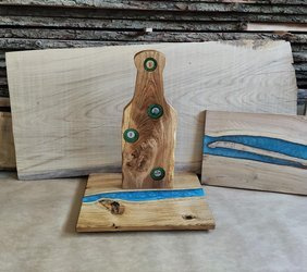 Deska dębowa do serwowania z żywicą epoksydową w kształcie butelki piwa – ręcznie wykonana