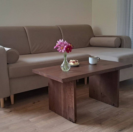 Stolik kawowy dębowy do salonu – lity dąb, rustykalne wykończenie