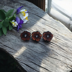 KOLCZYKI kwiaty drewniane – mahoń z cyrkonią, lekkie sztyfty