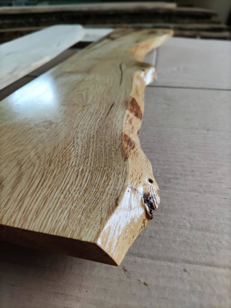 Wieszak dębowy z żywicą 1