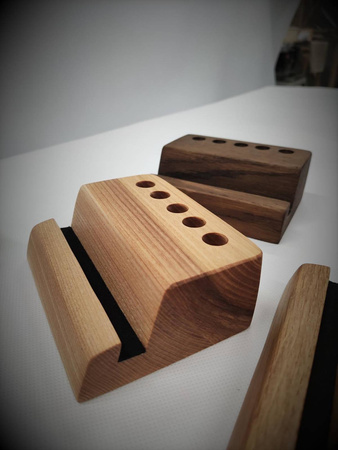 Podstawek na telefon z drewna