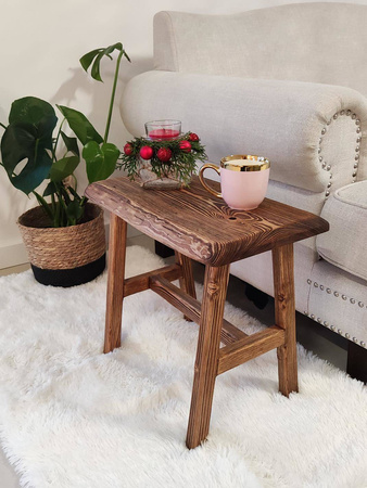 Stolik kawowy sosnowy ręcznie postarzany – ławeczka do salonu, lity blat 48 cm