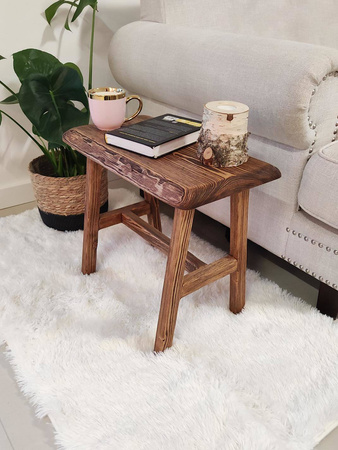 Stolik kawowy sosnowy ręcznie postarzany – ławeczka do salonu, lity blat 48 cm