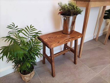 Stolik kawowy sosnowy ręcznie postarzany – ławeczka do salonu, lity blat 48 cm