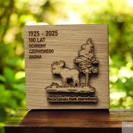 MAGNES firmowy z drewna z logo – gadżet reklamowy z grawerem i 3D