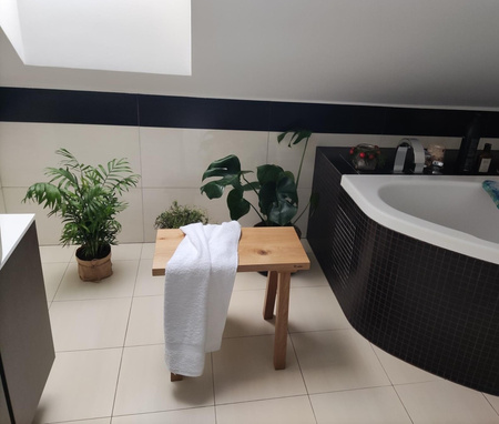 Stolik kawowy dębowy pomocnik – lity dąb, praktyczny do salonu, sypialni, przy sofie